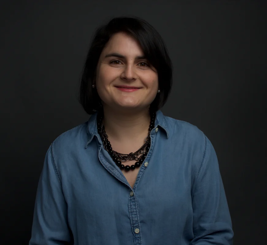 María Luisa Feijóo Velásquez, psicóloga, sonriendo con camisa azul de jean.